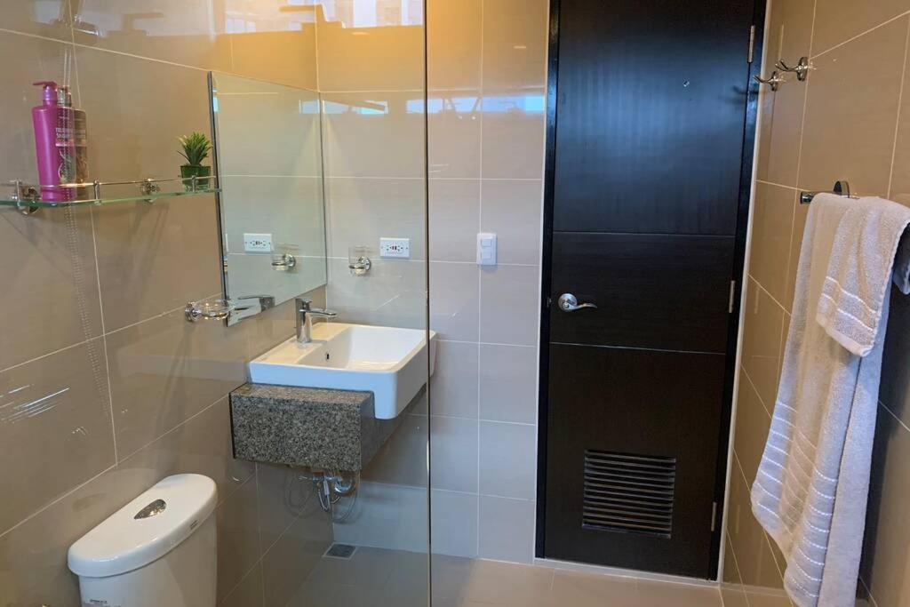 One Eastwood Avenue Tower 2 Apartment Манила Екстериор снимка